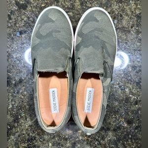 Steve Madden, Camo Print, Slip-ons